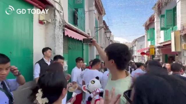 潘展乐“夺”粉丝手机：来！大家一起拍一张