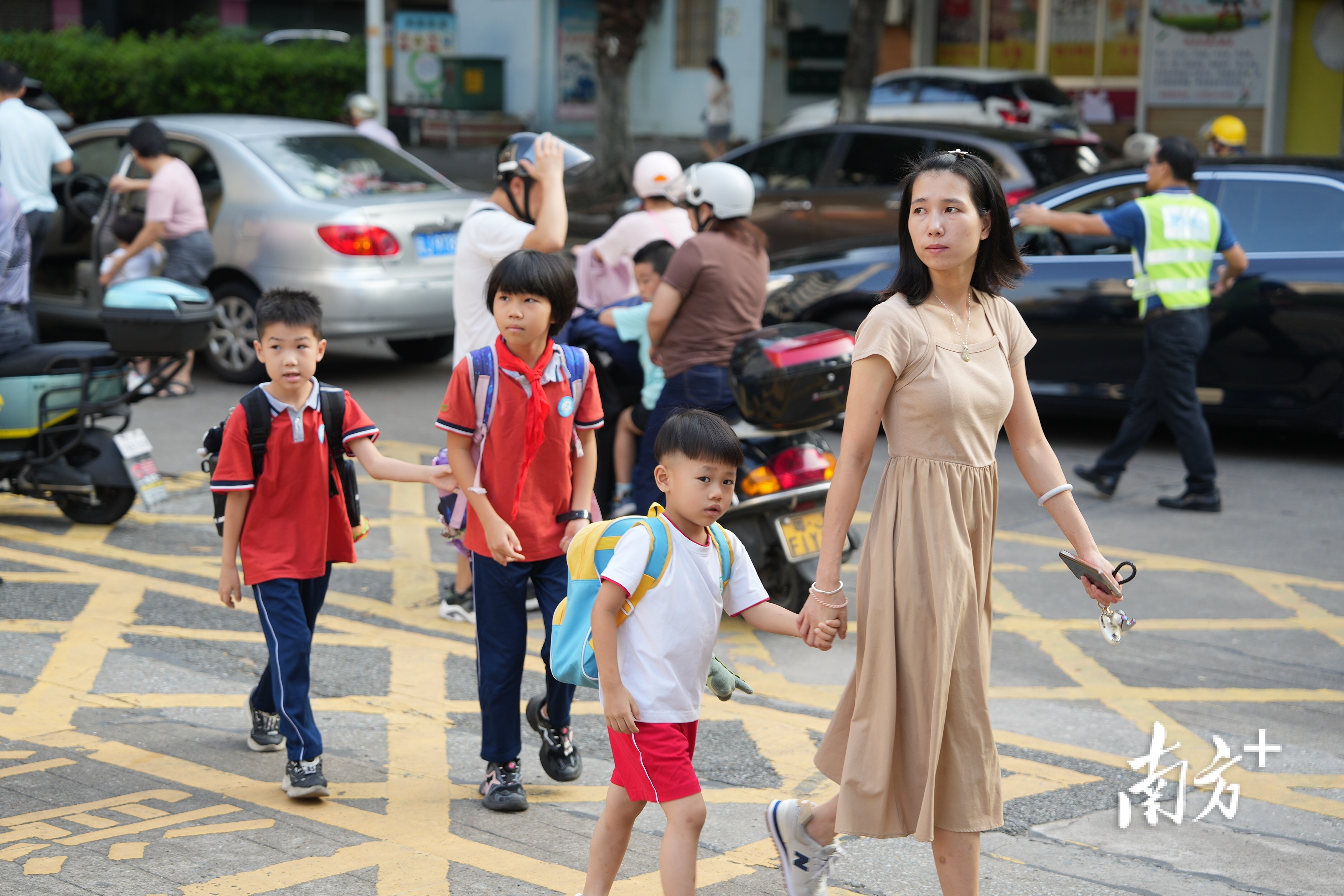 幼儿园小朋友需要家长带到学校门口，小学生则有部分自行返校。