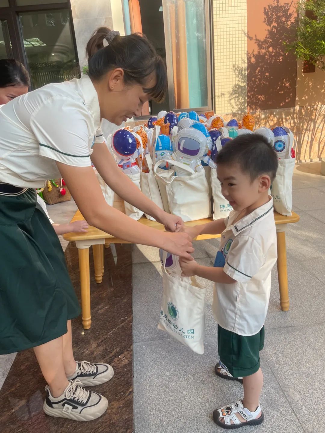 欢迎小朋友。阳江日报签约摄影师 吴毅 摄 欢迎小朋友。阳江日报签约摄影师 吴毅 摄