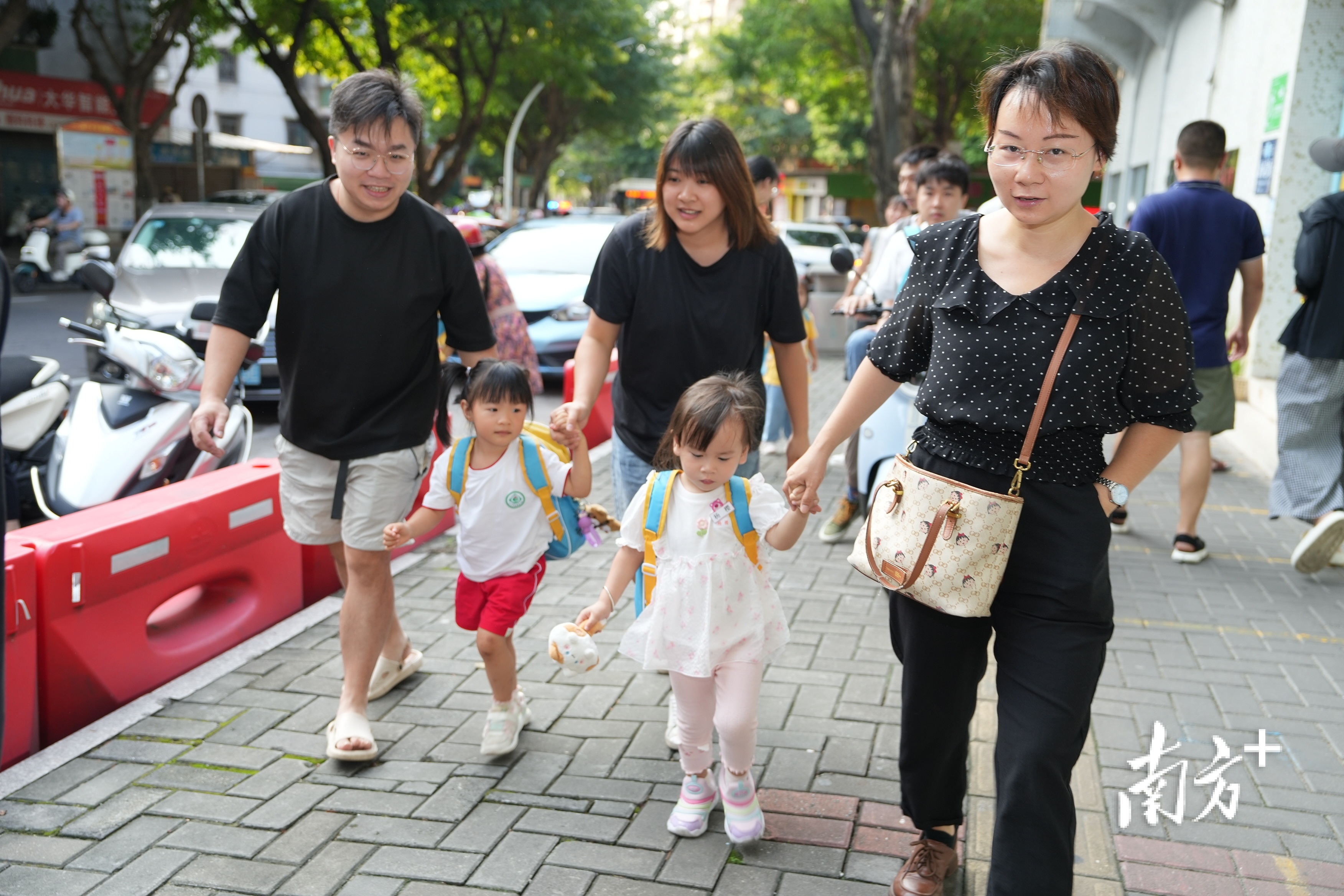 幼儿园的孩子无忧无虑。