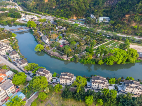 北溪河穿过北台森林公园，从湖洲山下蜿蜒而过，北台古村静谧依水而眠。