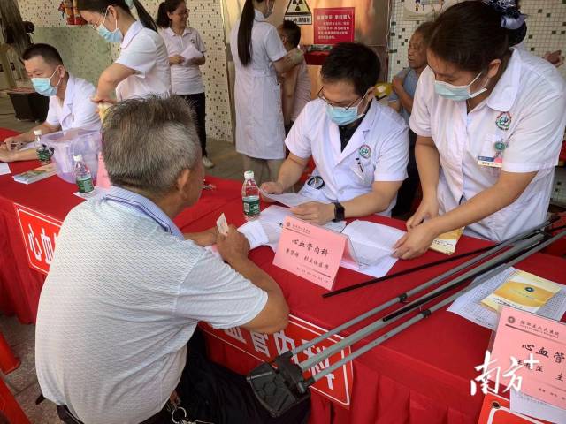医务人员正在为居民进行答疑解惑。