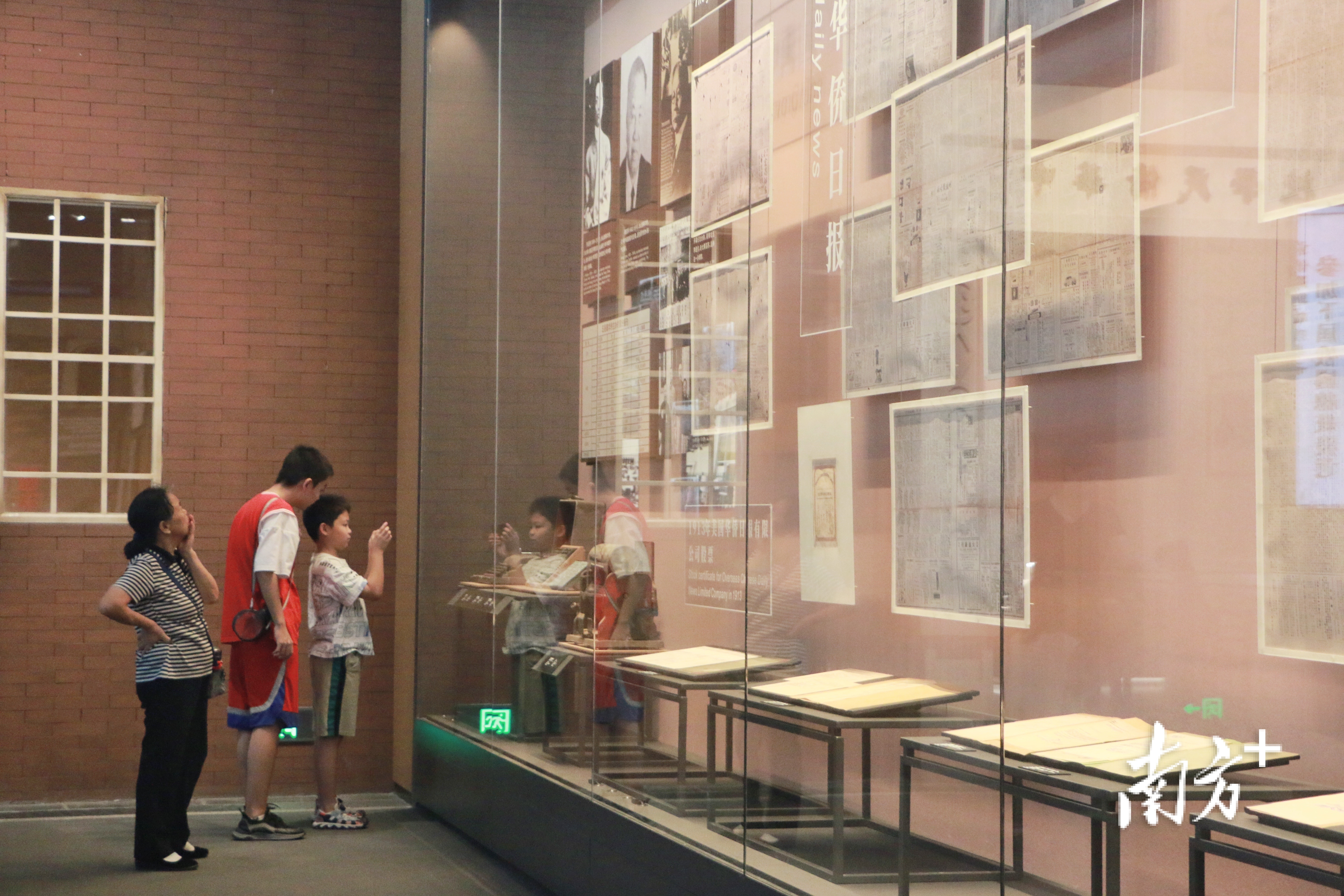 越来越多青少年观众走进博物馆过暑假。