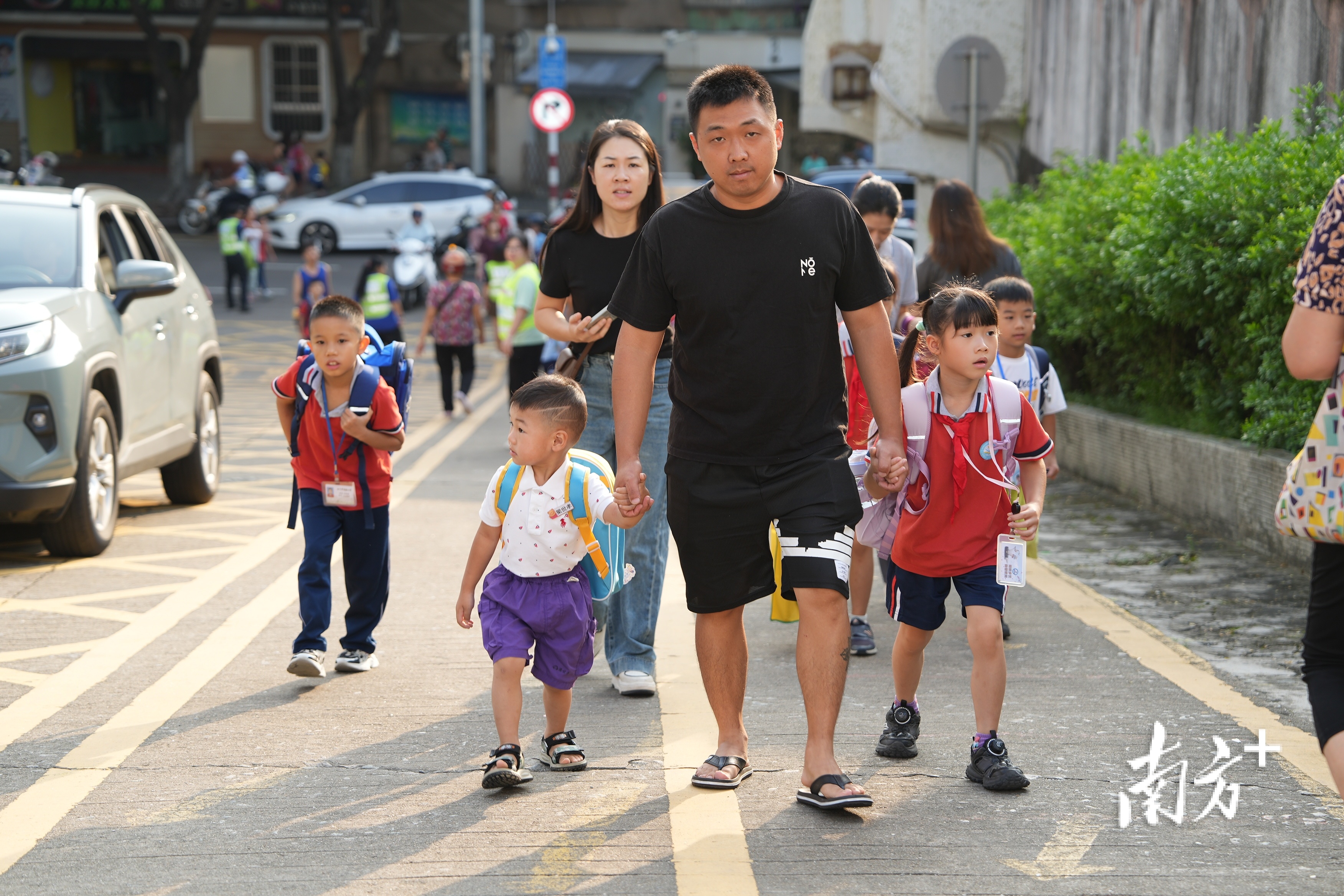 二孩家庭俩孩子，一个幼儿园，一个小学。