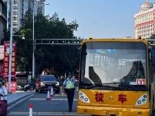 护航开学首日，广州交警严查校车违法行为