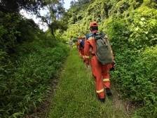 粗心奶爸带娃迷失昆仑山，江门消防巡山搜救父子俩