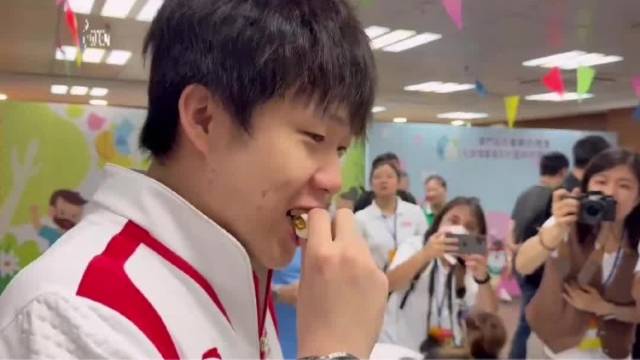 奥运冠军“排排坐”做月饼，王楚钦吃他人“作品”毫不客气！