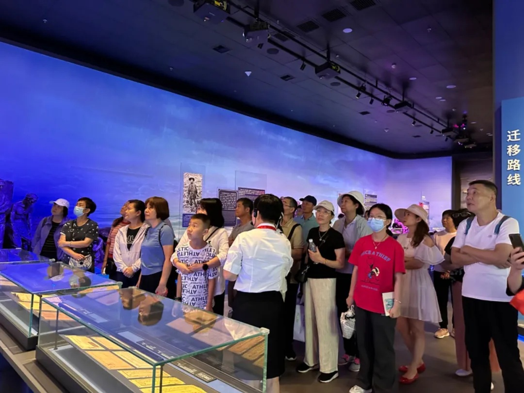 暑假期间，中国侨都华侨华人博物馆迎来客流高峰。