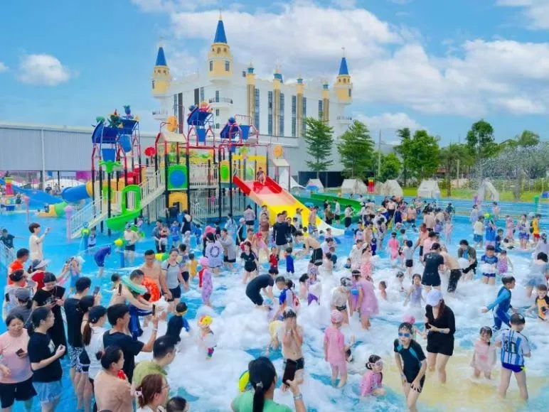 暑假期间，新会巴贝高水世界迎来客流高峰。