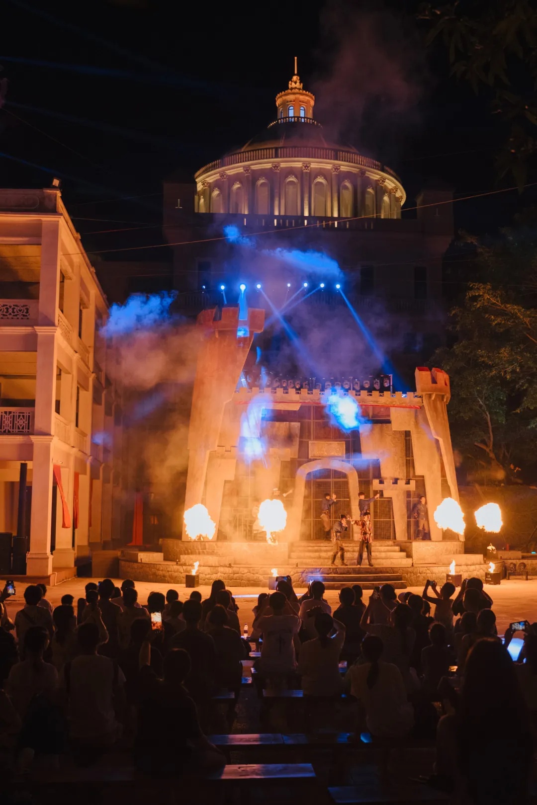 赤坎华侨古镇排练了《让子弹飞一会儿》情景剧圈粉无数。