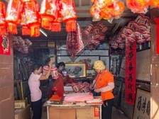 农历八月“送中秋”民俗，桥头“阿婆灯笼”热销