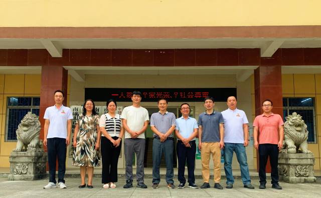 科技特派员与百顺镇领导班子合影。