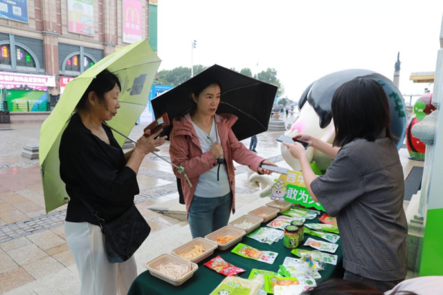 清远西牛麻竹笋排汇市夷易近游客品味，游客纷纭扫码线高下单。