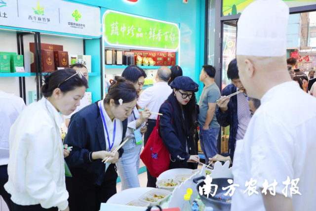 清远西牛麻竹笋走进黑龙江哈尔滨中央大街,创新东北菜备受市民游客好评。 清远西牛麻竹笋走进黑龙江哈尔滨中央大街,创新东北菜备受市民游客好评。