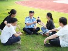 开学那天，江门这群孩子不约而同地给“警察爸爸”报喜