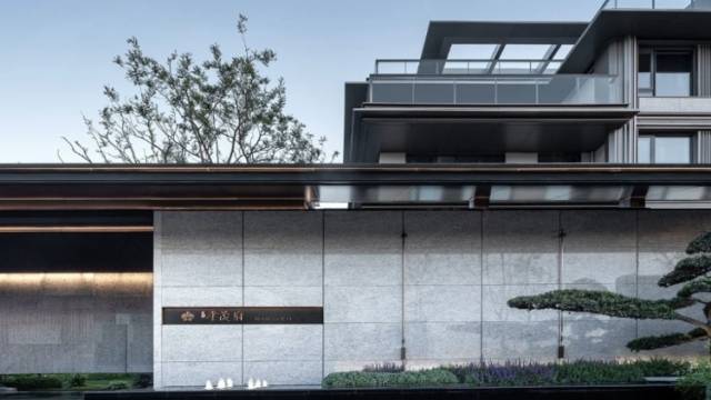 营收下滑归母净利却大增，金茂中报里藏着神秘的150亿｜冷眼看财报