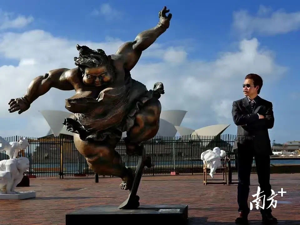 许鸿飞与“肥女”。