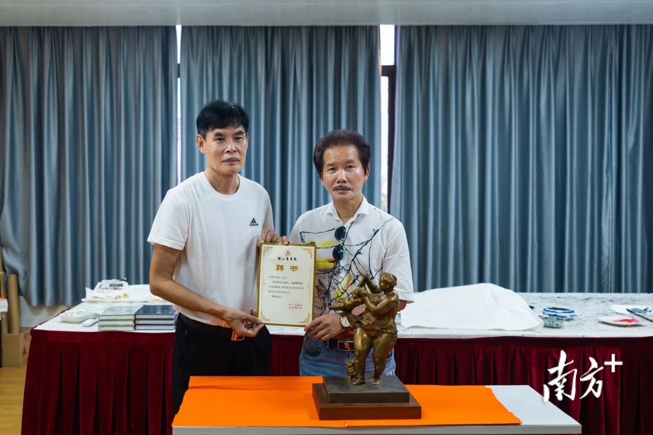 阳江书画院院长曾纪升颁发聘书。