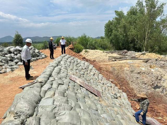 台风登陆前，织篢镇应急备勤队伍总结经验、抢抓先机，提前为地势低洼、容易水浸的重点点位做好防御措施。