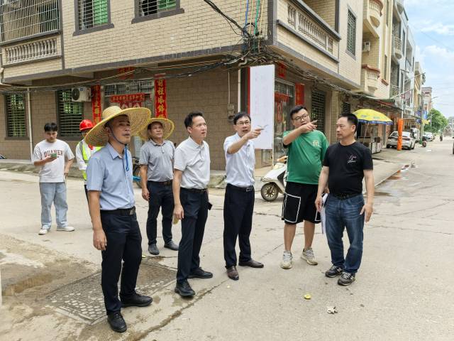 儒洞镇党员干部开展防风隐患排查。