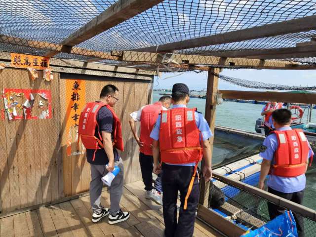 程村镇组建海上排查队伍，督促渔船、渔排人员及时上岸避险工作。