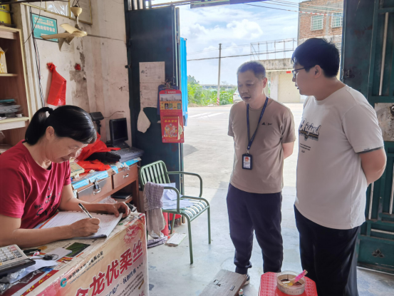 组织执法人员检查农资门店。