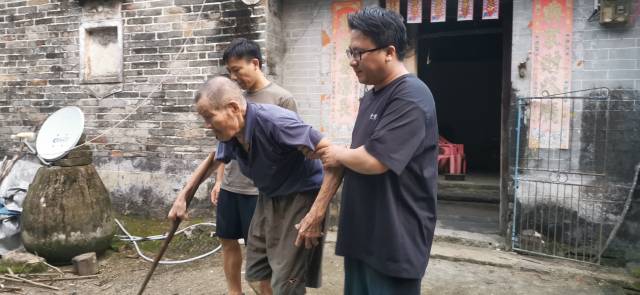 塘口镇第一时间转移危险区域群众。