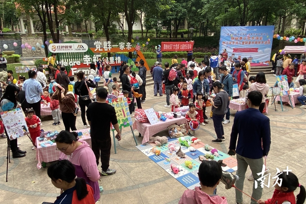 康景物管推动便民服务进小区。