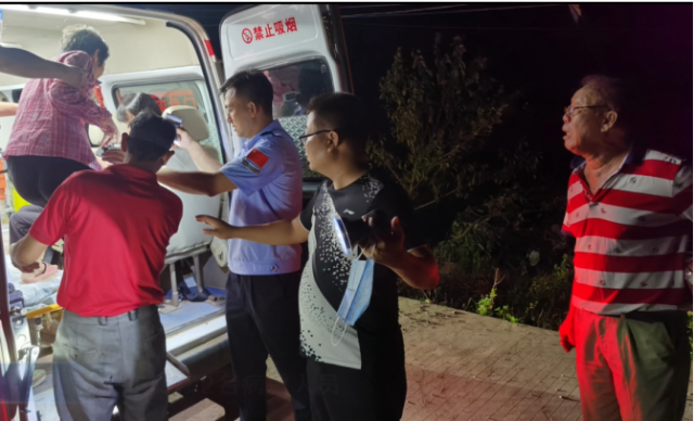 工作队员协调救护车转移2名病重人员至隔壁镇医院进行安置。