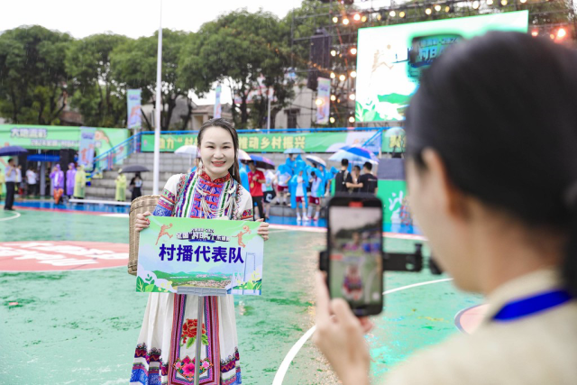 村播身着特色服饰来到现场。