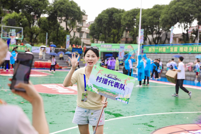 乡村主播们纷纷拿起手机直播村BA现场。