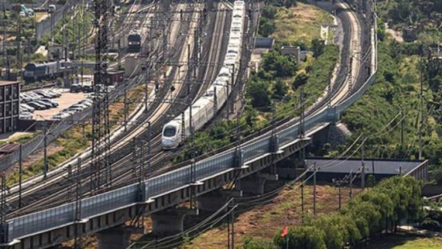 海南环岛高铁东段今日11时恢复开行，进出岛旅客列车仍继续停运