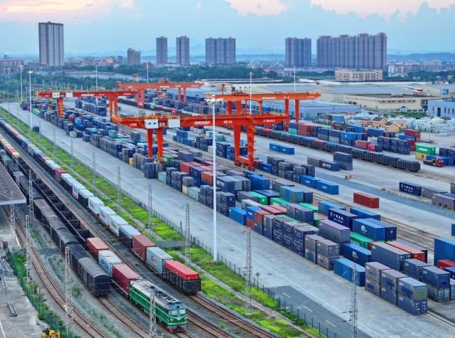 9月4日,江西省赣州市南康区赣州国际陆港货场,集装箱整齐排列,进出口货物正快速有序装卸。(受访者供图) 9月4日,江西省赣州市南康区赣州国际陆港货场,集装箱整齐排列,进出口货物正快速有序装卸。(受访者供图)