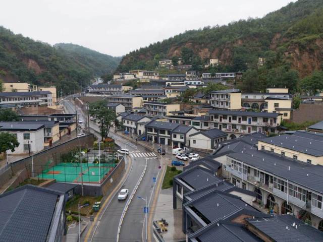 延安市宝塔区南市街道高家园则村沟道治理后全貌(无人机照片)。新华社记者 邹竞一 摄 延安市宝塔区南市街道高家园则村沟道治理后全貌(无人机照片)。新华社记者 邹竞一 摄
