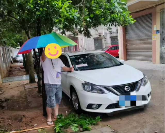 平安產(chǎn)險(xiǎn)工作人員查勘受損車輛,。