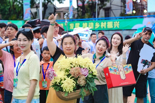 区娟花在“村落BA”角逐现场（左二）。广东村<strong>九游</strong>