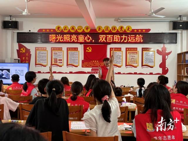 曙光助学服务大队正在向孩子们授课。