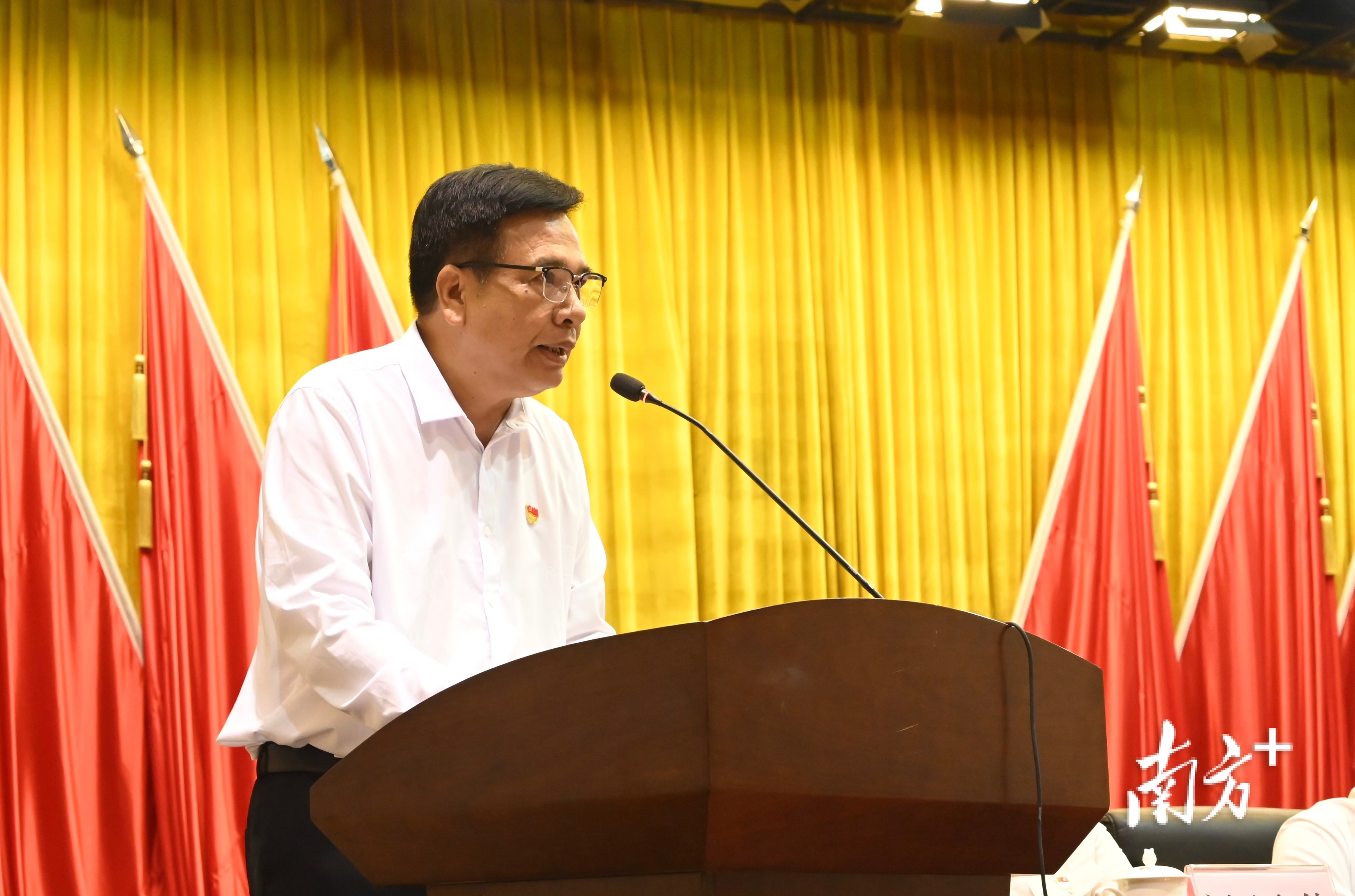 棠下镇虎岭初中校长谭国庄作为40年教龄的教师代表上台分享。 南方+ 郑琦 拍摄