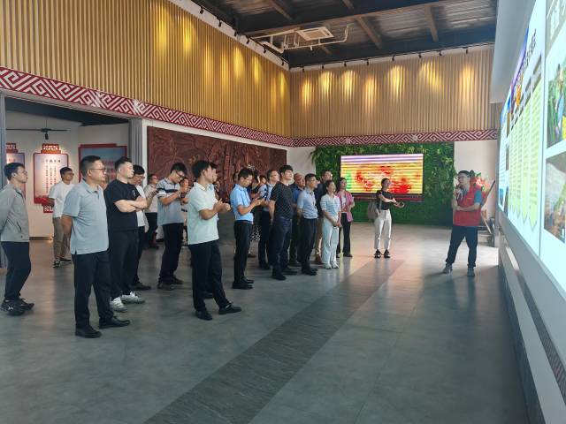 考察团在金福农业参观