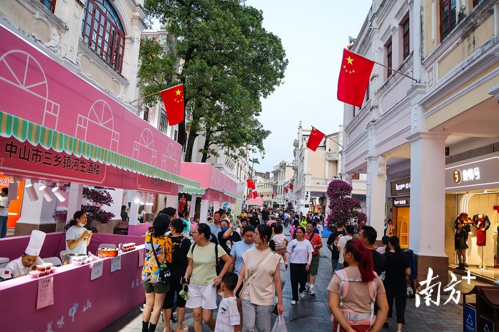 中山今年推出了中山十大美食街。图为孙文西路美食摊位。 南方+ 叶志文 拍摄