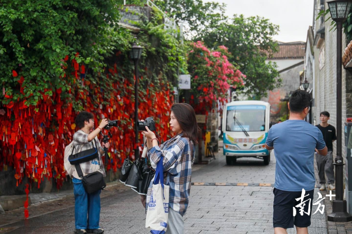游客在古村打卡。 游客在古村打卡。