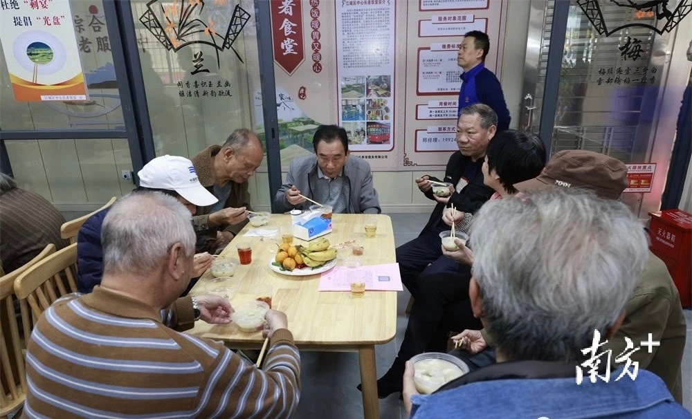 在长者饭堂，老人们其乐融融共进午餐。