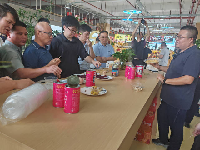考察团现场品尝