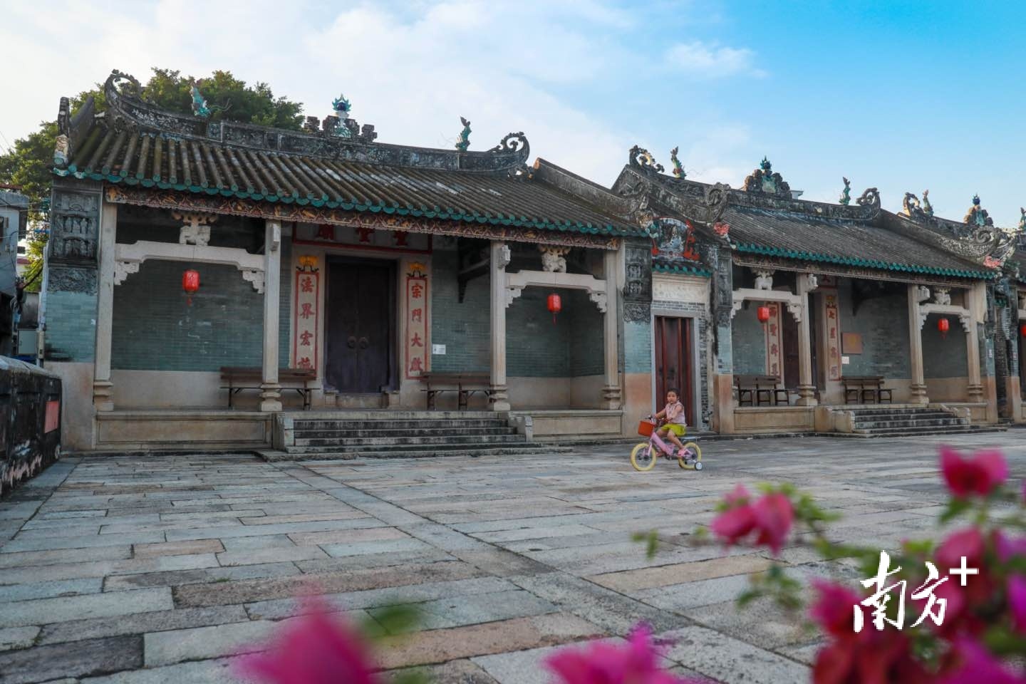 小朋友在唐家三庙玩耍。 小朋友在唐家三庙玩耍。