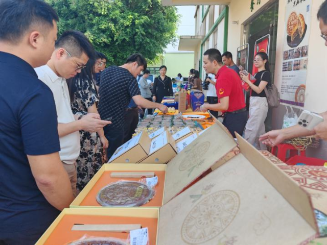 考察团了解马山县特色食品