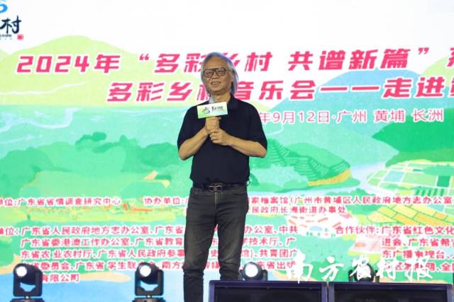 中国著名词曲作家陈洁明到音乐会场致辞。