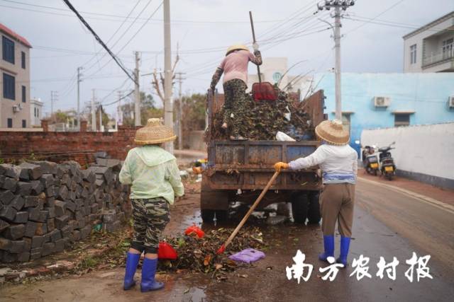 来自珠海、遂溪、中山、佛山、广州等地的救灾人员为角尾乡的恢复贡献力量。