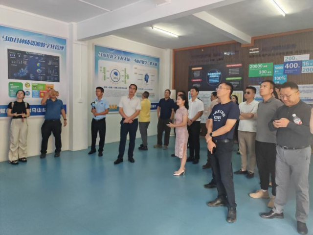 考察团参观马山现代种业科技创新中心