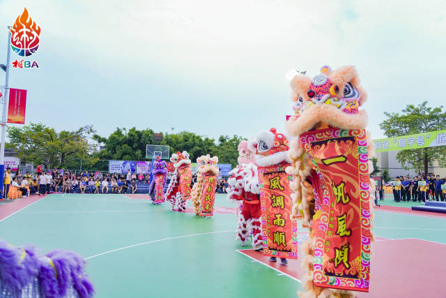 虎狮表演热闹喜庆。 虎狮表演热闹喜庆。