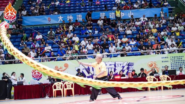 非遗文化表演助燃“村BA”。图为古镇赛区，国家级非遗六坊云龙舞。